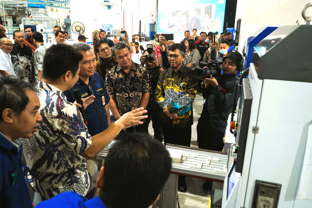 Harki Apri Yanto PIC Proyek Pengembangan CNC Innostra tengah menjelaskan sistem kerja dari mesin CNC Innostra yang baru saja launching kepada para tamu undangan.