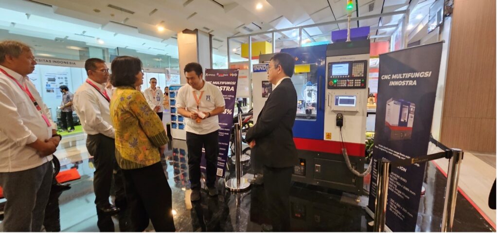Kepala Lembaga Pengembangan Produk dan Penerapan Teknologi ASTRAtech, Harki Apri Yanto, mempersentasikan mesin CNC Innostra Multifungsi di hadapan Menteri Keuangan Sri Mulyani Indrawati.