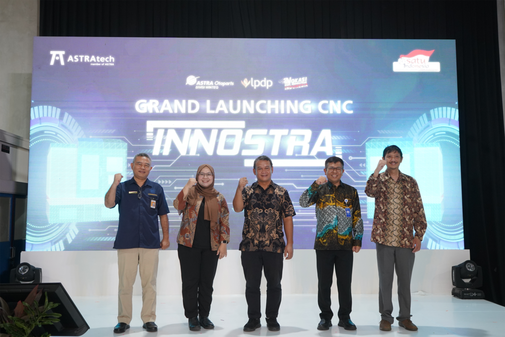 Foto bersama Direktur Fasilitas Riset Lembaga Pengelola Dana Pendidikan (Kemenkeu) RI Wisnu Sardjono Soenarso (kiri), Norma Budiman Fungsional Pembina Industri Ketua Tim Mesin Perkakas dan Alat Mesin Pertanian (Kemenperin) RI (dua dari kiri), Direktur Mitrasdudi Kementerian Pendidikan Kebudayaan Riset dan Teknologi (Kemendikbudristek) Republik Indonesia, Uuf Bradjawidgaga (tengah), Direktur Politeknik Astra, Tony Harley Silalahi (dua dari kanan), Division Head of Plant & Engginering PT. Astra Otoparts Divisi WINTEQ, Fadli Hari Purnomo (kanan) dalam acara Grand Launching Mesin CNC Innostra, Rabu (26/7/2023) di Politeknik Astra, Cikarang, Jawa Barat.