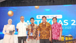 (Bapak Afianto, S.T, M.T (kiri) berfoto dengan Bapak Noprianto, S.Kom., M.Eng dari Polinema, Bapak Ir. Bolo Dwiartomo M. Eng dari Polman Bandung, Bapak Dimas Okky Anggriawan, S.T, M.T dari PENS, setelah membawakan Talkshow HARTEKNAS 2023, AGV Trackless menjadi salah satu teknologi yang di-showcase-kan)