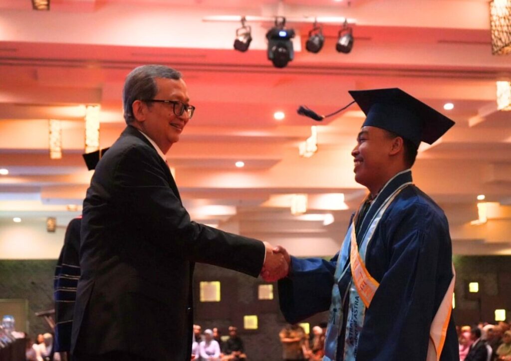 Momen pengukuhan gelar Ahli Madya kepada salah satu wisudawan oleh Direktur PT Astra International Tbk sekaligus Ketua Dewan Pembina Yayasan Astra Bina Ilmu (YABI), Hamdani Dzulkarnaen Salim, dalam acara Wisuda KE-XXIV tahun akademik 2022/2023 di Ballroom Hotel Holiday Inn Cikarang, Kabupaten Bekasi, Jawa Barat