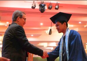 Momen-pengukuhan-gelar-ahli-madya-Hamdani-Dzulkarnaen-Salim-dalam-Wisuda-ke-XXIV