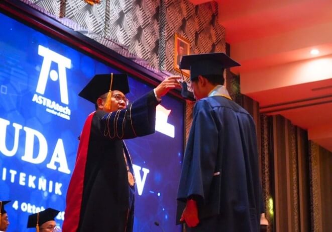 Momen pengukuhan gelar Ahli Madya kepada salah satu wisudawan oleh Direktur ASTRAtech, Tony Harley Silalahi dalam acara Wisuda KE-XXIV